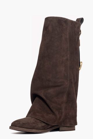 Stivale con rialzo risvolto in camoscio testa di moro e accessori oro Roma 2026