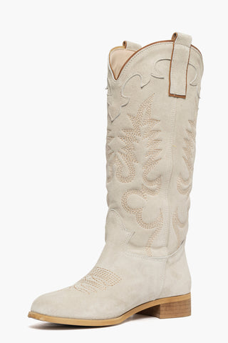 Stivale 297 camoscio beige con ricamo e frange