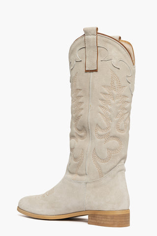 Stivale 297 camoscio beige con ricamo e frange