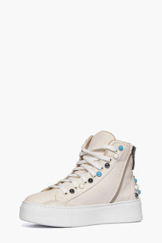 Sneakers alte in pelle panna con perline colorate e lacci bianchi, suola bianca a carrarmato - foto 3