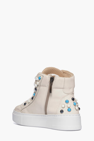 Sneakers alte in pelle panna con perline colorate e lacci bianchi, suola bianca a carrarmato - foto 4
