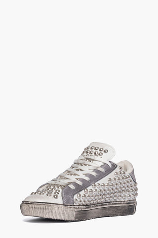 Sneakers Style pelle bianco e camoscio grigio con borchie