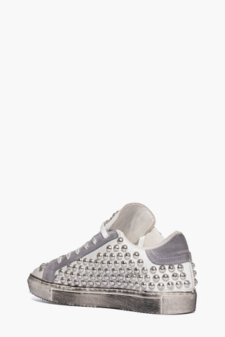 Sneakers Style pelle bianco e camoscio grigio con borchie