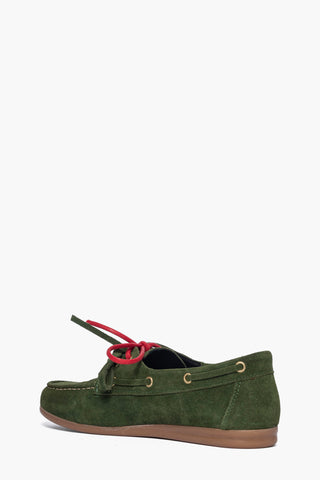 Mocassino in camoscio verde militare con laccio rosso e suola color caramello - foto 4