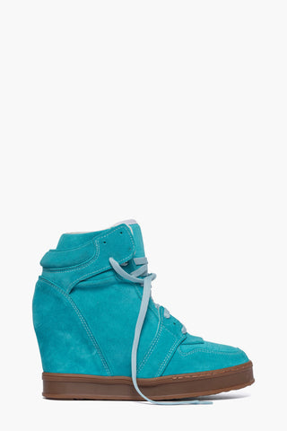 Sneaker alta con zeppa in camoscio celeste, lacci in tinta e suola in gomma color cuoio