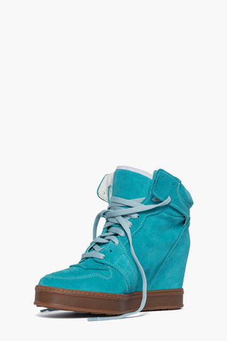Sneaker alta con zeppa in camoscio celeste, lacci in tinta e suola in gomma color cuoio - foto 3