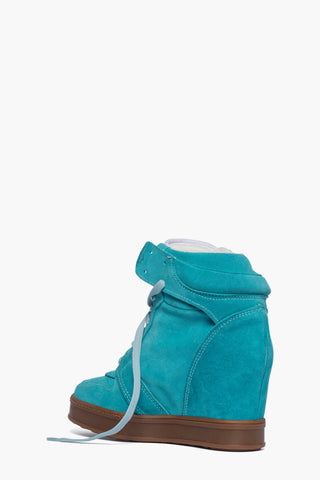 Sneaker alta con zeppa in camoscio celeste, lacci in tinta e suola in gomma color cuoio - foto 4