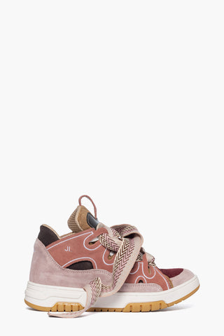 Sneaker in camoscio rosa con doppio laccio e dettagli bordeaux e testa di moro