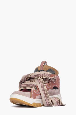 Sneaker in camoscio rosa con doppio laccio e dettagli bordeaux e testa di moro - foto 3