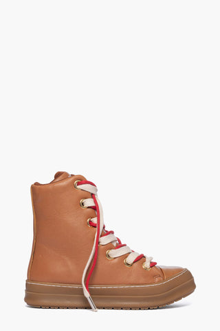 Sneaker alta in pelle cuoio con lacci rossi e beige, suola in gomma e punta rinforzata