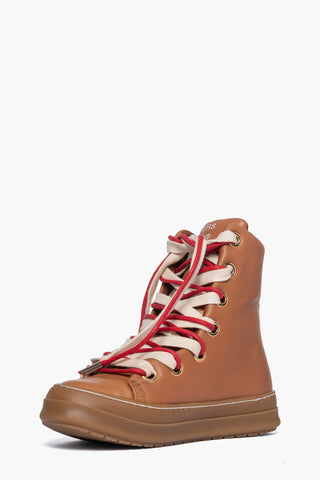 Sneaker alta in pelle cuoio con lacci rossi e beige, suola in gomma e punta rinforzata - foto 3