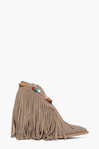 Stivaletto in camoscio taupe con lunghe frange e perline colorate intorno alla caviglia