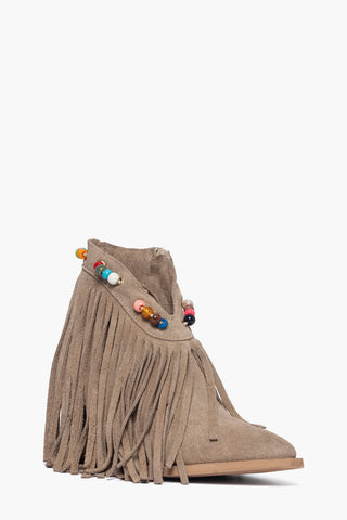 Stivaletto in camoscio taupe con lunghe frange e perline colorate intorno alla caviglia - foto 2
