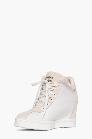 Sneaker bianca in pelle con dettagli in camoscio ghiaccio, lacci bianchi e zeppa interna - foto 3