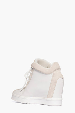 Sneaker bianca in pelle con dettagli in camoscio ghiaccio, lacci bianchi e zeppa interna - foto 4
