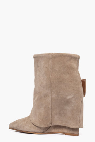 Stivaletti con risvolto alla caviglia camoscio taupè fibbia oro 1720