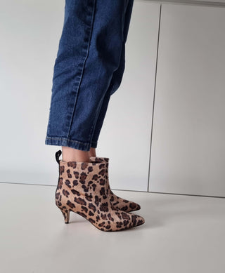 Botines 2504 de piel de potro sintética con estampado de leopardo y aplicación de piel negra