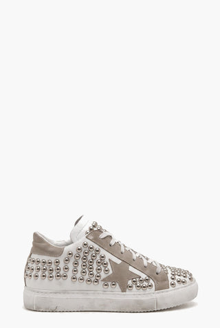 Sneakers Style pelle bianco e camoscio taupe con borchie — Profilo