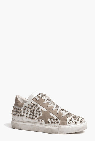 Sneakers Style pelle bianco e camoscio taupe con borchie — Tre quarti davanti