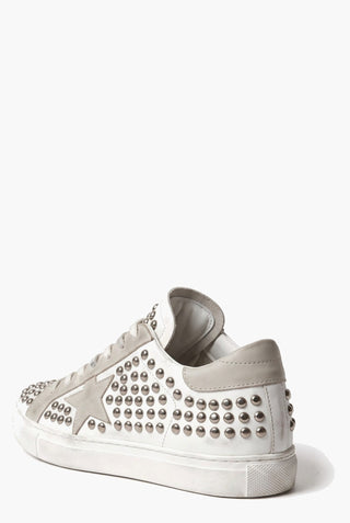 Sneakers Style pelle bianco e camoscio taupe con borchie — Tre quarti dietro