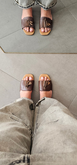 Ciabatta pelle marrone con nappa CRA01