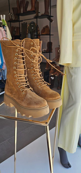 Anfibi camoscio cuoio con lacci Vienna 10