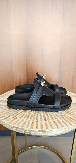Ciabatta pelle nero e accesssorio oro Bio Irma