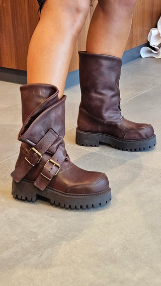 Stivaletti pelle marrone con fibbie Boomerang Charlye