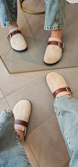 Sabot camoscio beige con ricamo e fibbia Vera Cinty