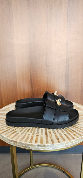 Ciabatta pelle nero e accessorio oro Bio Erre