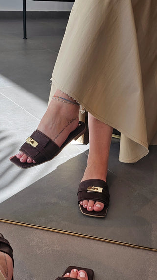 Ciabatta pelle testa di moro con accessorio oro Rosy Erre