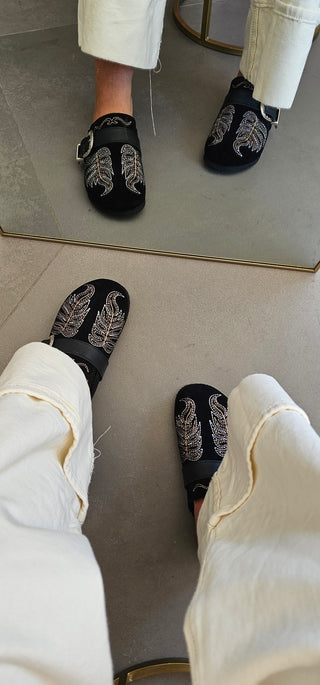 Sabot camoscio nero con ricamo e fibbia Vera Cinty