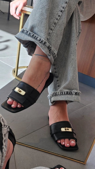 Ciabatta pelle nero con accessorio oro Rosy Erre