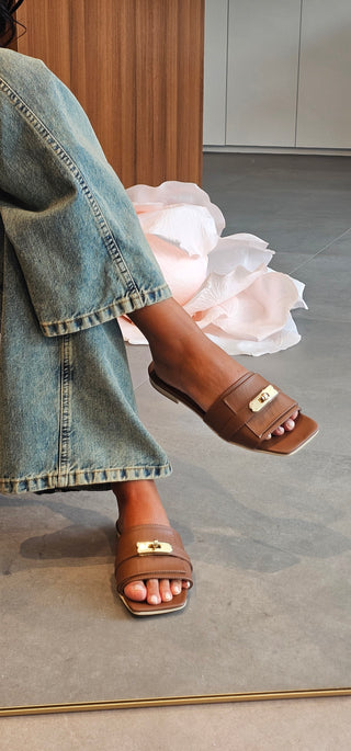 Ciabatta pelle cuoio e accessorio oro Rosy Erre
