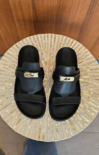 Ciabatta pelle nero e accesssorio oro Bio Irma