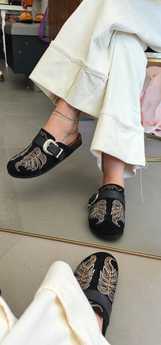 Sabot camoscio nero con ricamo e fibbia Vera Cinty