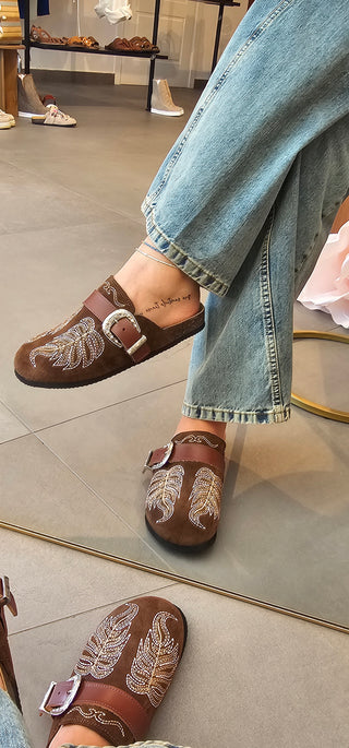 Sabot camoscio marrone con ricamo e fibbia Vera Cinty