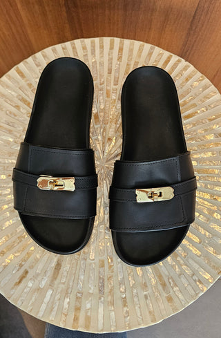 Ciabatta pelle nero e accessorio oro Bio Erre