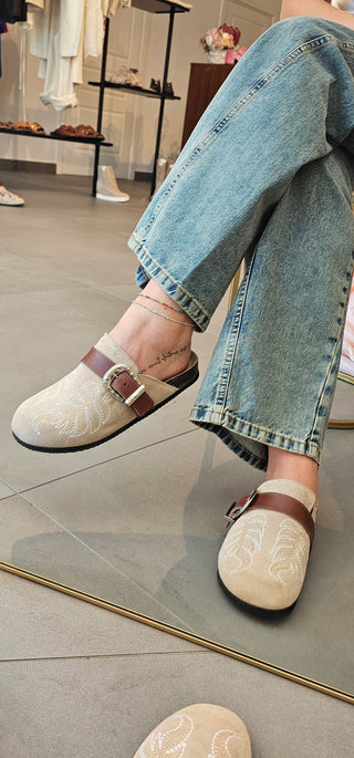 Sabot camoscio beige con ricamo e fibbia Vera Cinty