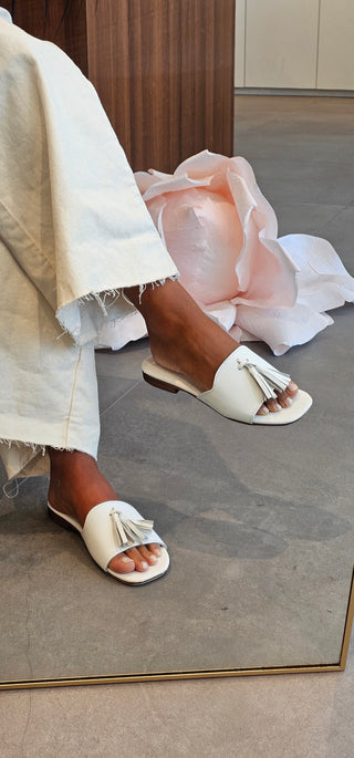 Ciabatta pelle bianco con nappa CRA01